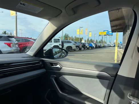 Used 2025 Volkswagen Jetta SE image 35