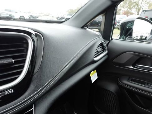 New 2026 Chrysler Pacifica Select image 21