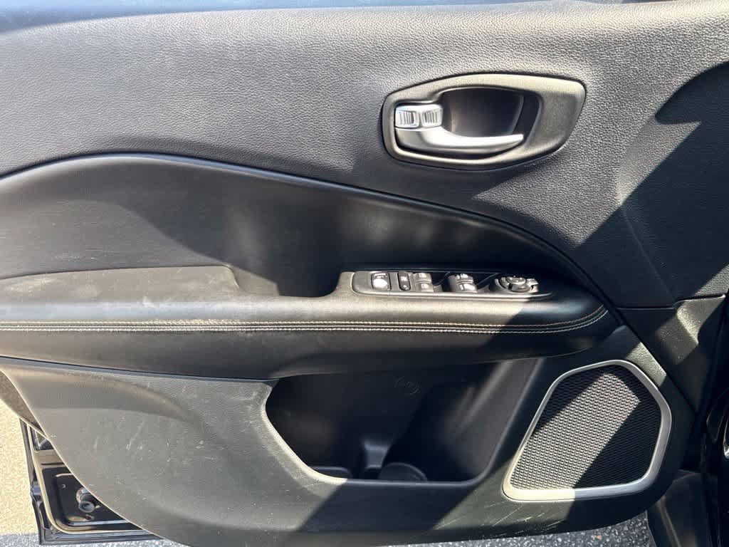 Used 2018 Jeep Compass Latitude w/ Popular Equipment Group FWD image 21
