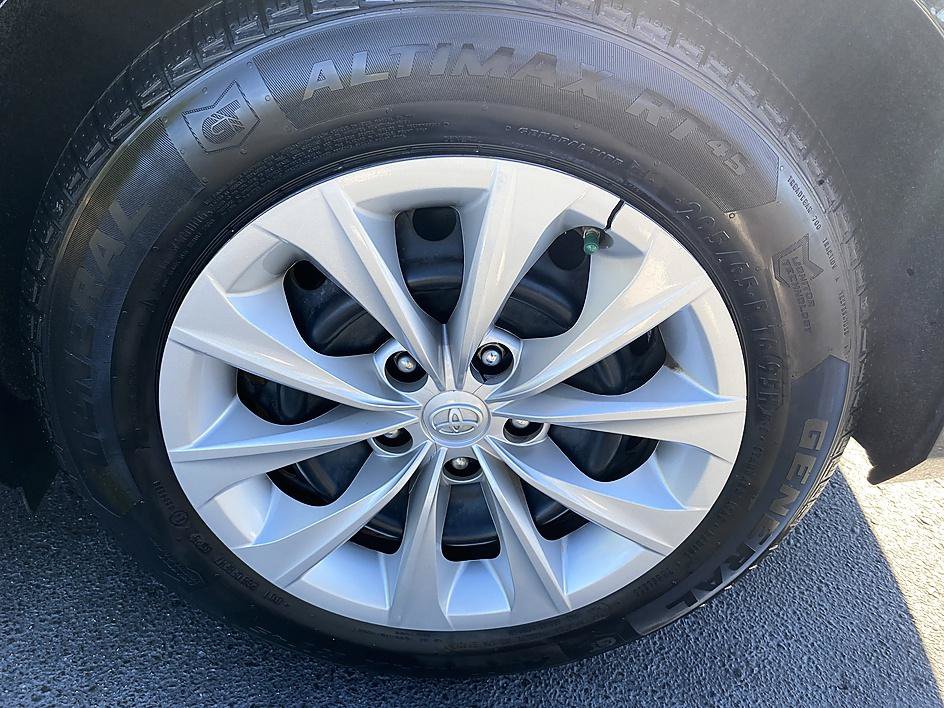 Used 2017 Toyota Camry LE FWD image 25