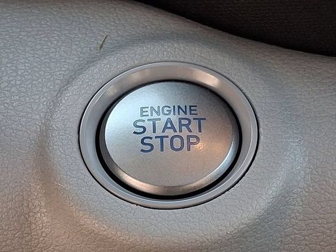Used 2025 Hyundai Venue SEL FWD image 27