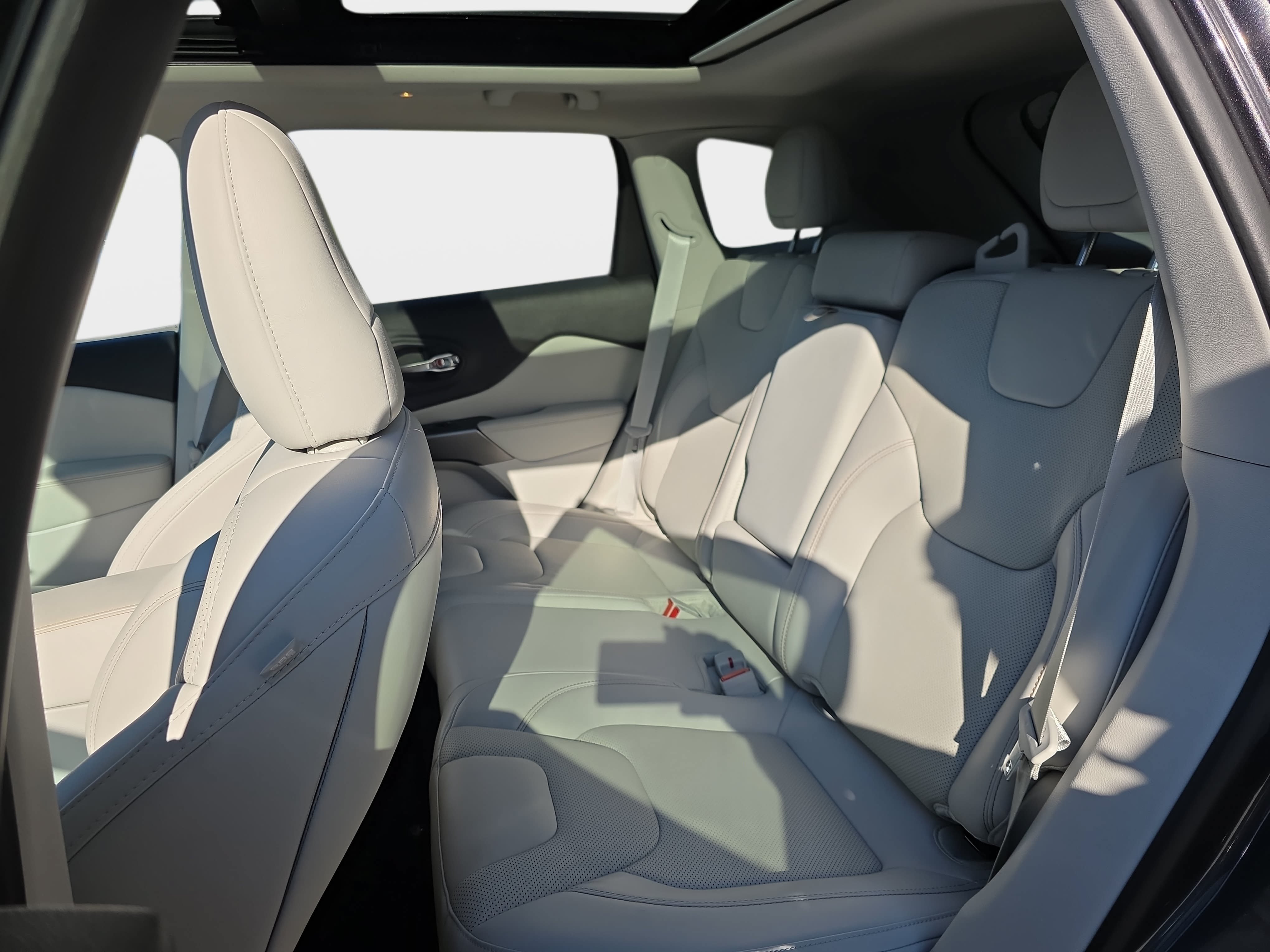 Used 2020 Jeep Cherokee Limited AWD/4WD image 9