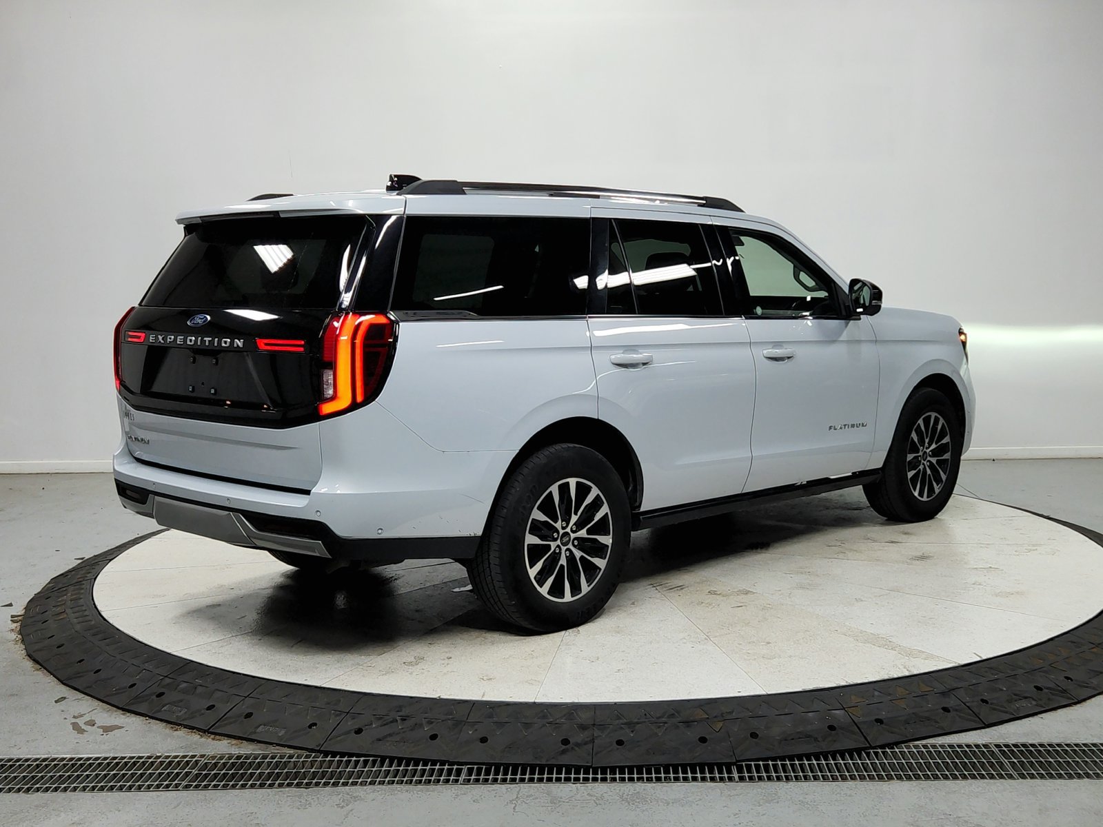 Used 2025 Ford Expedition Platinum AWD/4WD image 8