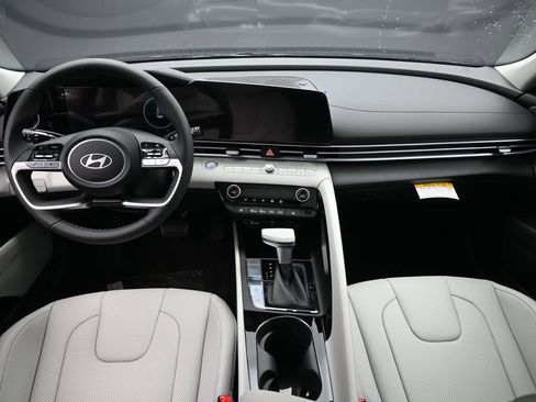 Used 2025 Hyundai Elantra Limited FWD image 24