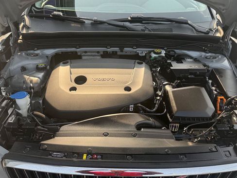 Used 2024 Volvo XC40 B5 Plus AWD/4WD image 11