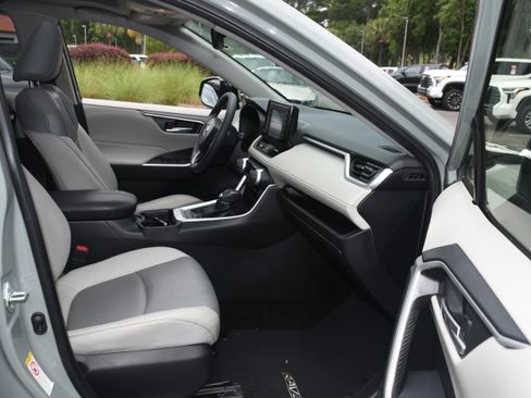 Used 2019 Toyota RAV4 XLE Premium FWD image 20