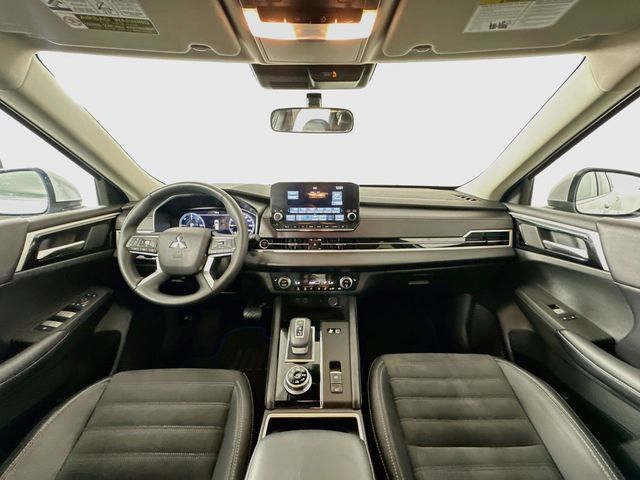 Used 2024 Mitsubishi Outlander SE AWD/4WD image 3