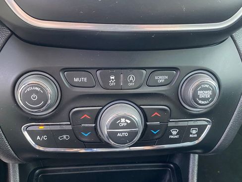 Used 2020 Jeep Cherokee Latitude Plus w/ Comfort/Convenience Group FWD image 23
