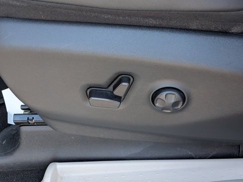 Used 2024 Chrysler Pacifica Touring-L FWD image 23