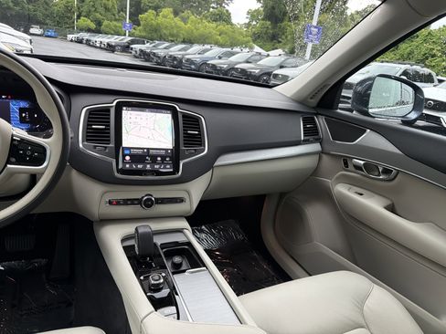Certified 2025 Volvo XC90 B5 Core w/ Protection Package Premier AWD/4WD image 31