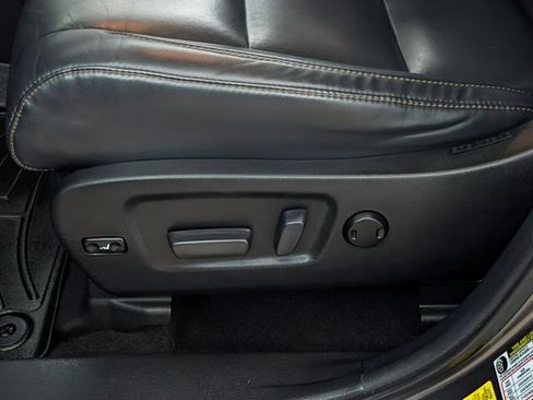 Used 2019 Toyota Highlander XLE AWD/4WD image 9