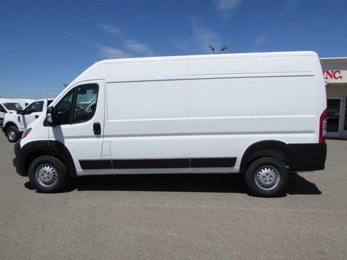Used 2025 RAM ProMaster 2500 w/ Convenience Group image 9
