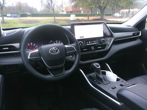 Used 2023 Toyota Highlander XLE image 31