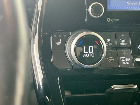 Used 2022 Toyota Highlander XLE image 18