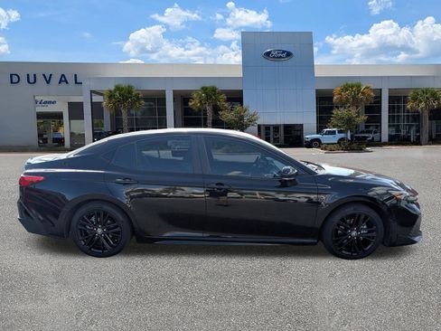 Used 2025 Toyota Camry SE image 3