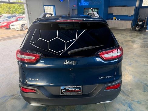 Used 2018 Jeep Cherokee Limited w/ Luxury Group AWD/4WD image 3