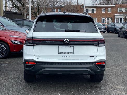 Used 2025 Volkswagen Taos SE image 4
