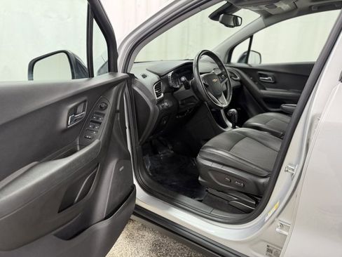 Used 2019 Chevrolet Trax LT w/ Sun & Sound Package AWD/4WD image 11