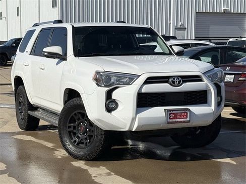 Used 2022 Toyota 4Runner SR5 Premium image 2