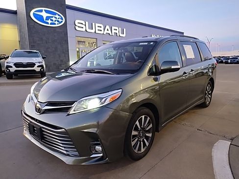 Used 2018 Toyota Sienna Limited Premium image 2