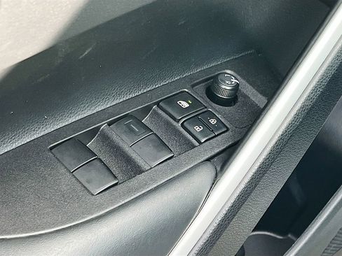 Used 2025 Toyota Corolla Cross LE FWD image 17