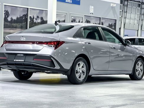 Used 2025 Hyundai Elantra SE FWD image 9