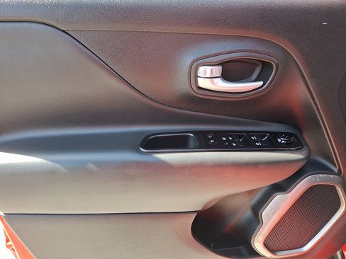 Certified 2023 Jeep Renegade Latitude image 12