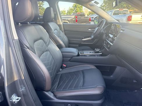 Used 2025 Nissan Pathfinder Platinum AWD/4WD image 24