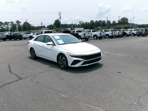 Used 2025 Hyundai Elantra SEL FWD image 4