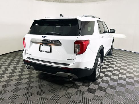 Used 2024 Ford Explorer Limited AWD/4WD image 3