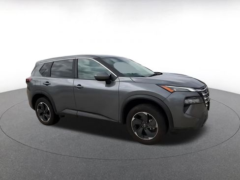 Used 2025 Nissan Rogue SV image 2