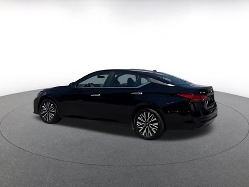 Used 2025 Nissan Altima 2.5 SV FWD image 15