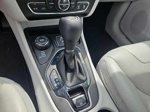 Used 2021 Jeep Cherokee Limited AWD/4WD image 16