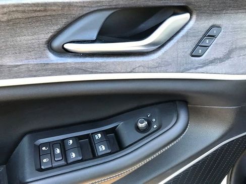 Used 2024 Jeep Grand Cherokee Limited w/ Black Appearance Package image 19