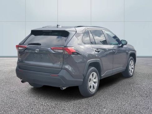 Used 2021 Toyota RAV4 LE AWD/4WD image 4