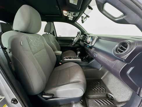 Used 2017 Toyota Tacoma TRD Off-Road w/ Premium & Technology Package image 31