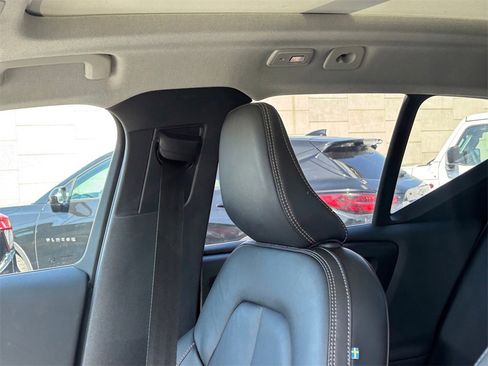 Used 2023 Volvo XC40 B5 Plus w/ Protection Package Premier image 12