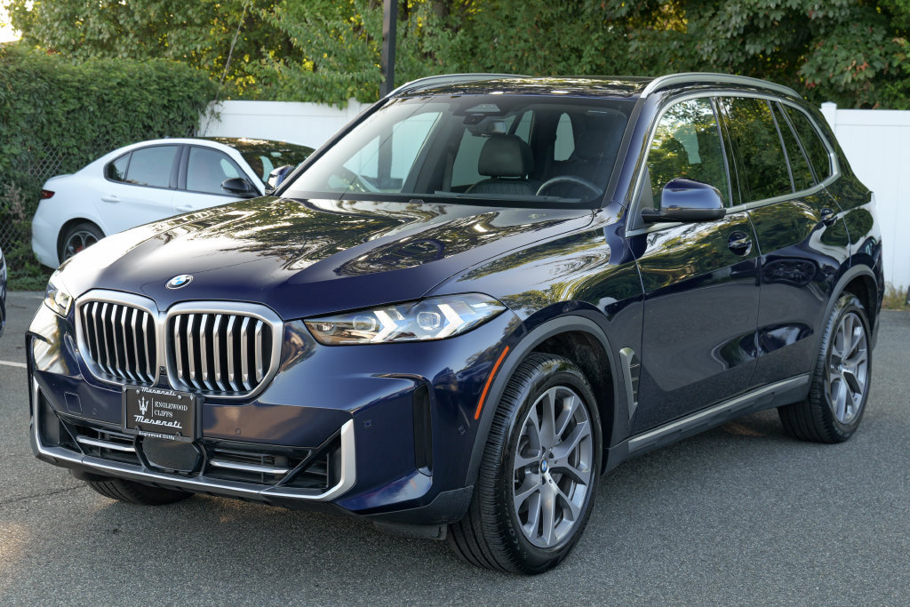Used 2024 BMW X5 xDrive40i w/ Premium Package AWD/4WD image 3