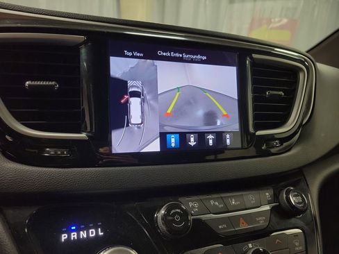 Used 2020 Chrysler Pacifica Touring-L w/ Advanced Safetytec Group image 17