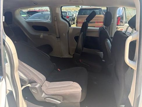 Used 2022 Chrysler Voyager LX FWD image 22