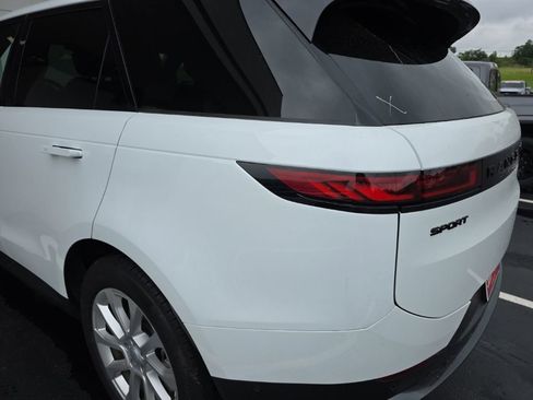 Used 2025 Land Rover Range Rover Sport SE AWD/4WD image 4