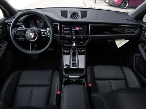 Used 2025 Porsche Macan image 33