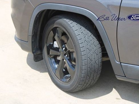 Used 2021 Jeep Cherokee Latitude Plus FWD image 9