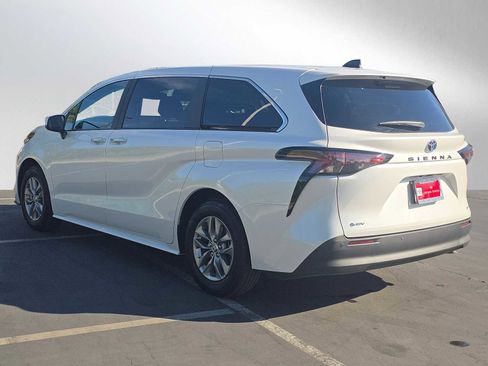 Used 2025 Toyota Sienna XLE image 5