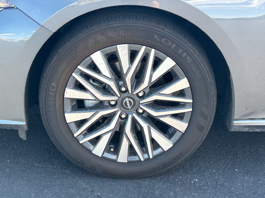 Used 2025 Nissan Altima 2.5 SV FWD image 11