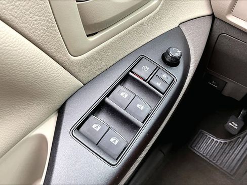 Used 2020 Toyota Sienna L image 34