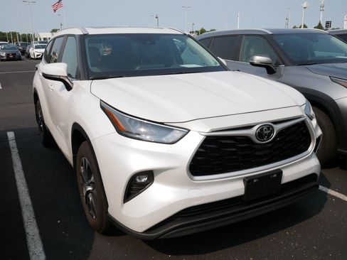 Used 2026 Toyota Highlander XLE AWD/4WD image 3