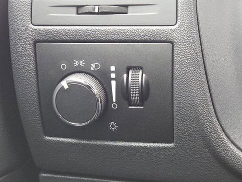 Used 2013 Dodge Challenger SXT image 7