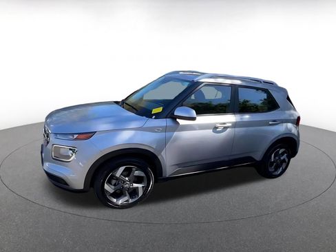 Used 2025 Hyundai Venue SEL image 8