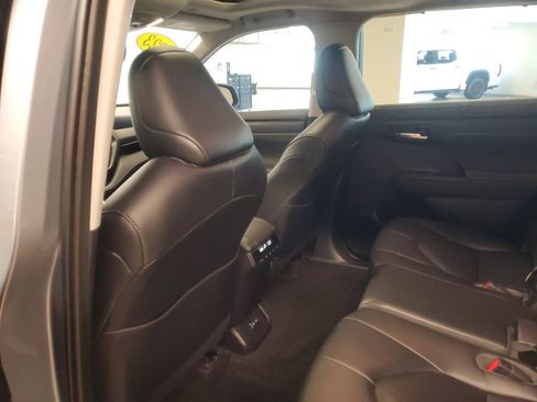 Used 2023 Toyota Highlander XLE image 12